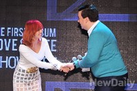 [포토]효린, 샘 쇼케이스 엠씨 고마워요~ 손 마주잡고 인사