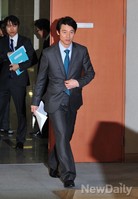 [포토]기자회견 위해 들어오는 '송호창' 무소속 의원