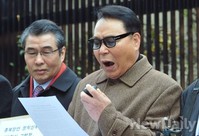 [포토]종북사제 몰아내자!  기자회견문 낭독하는 탤런트 이영후씨