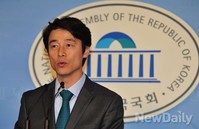 [포토]기자회견에서 발표문 낭독하는 '송호창' 무소속 의원