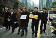 [포토]고발장 들고 경찰청으로 걸어들어가는 <자유민주국민운동>