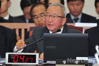 [포토]의원들의 질의에 답변하는 현오석 경제부총리