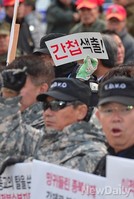 [포토]천주교정의구현사제단 사무실 찾아간 애국단체, 간첩색출!