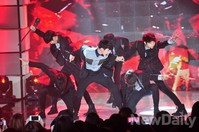 [포토]에이즈 예방 콘서트 빅스,  줄에 묶인 인형처럼 삐그덕 삐그덕