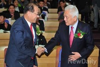 [포토]인사 나누는 황우여 대표와 김한길 대표