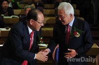 [포토]악수 나누는 새누리당 '황우여' 대표 민주당 '김한길' 대표