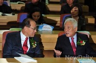 [포토]대화 나누는 '황우여-김한길'의원