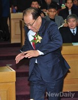 [포토]계단에 발이 걸린 황우여 새누리당 대표