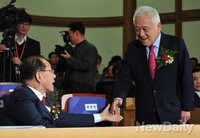 [포토]악수하는 여야 대표(황우여-김한길)