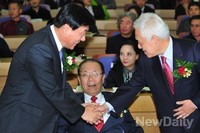 [포토]악수 나누는 '박기춘-김한길' 의원