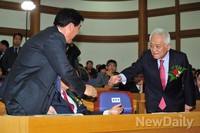 [포토]인사 나누는 민주당 '박기춘-김한길' 의원