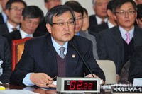 [포토]의원들의 질의를 듣고 있는 최문기 미창부 장관