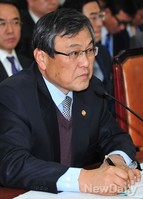 [포토]의원들의 질문 경청하는 최문기 장관