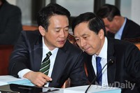 [포토]대화 나누는 '남경필-김기현' 새누리당 의원