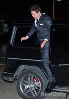 [포토]폴짝 뛰어 입장하는 류현진