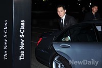 [포토]영화의 한 장면 같은 입장하는 배우 이정재