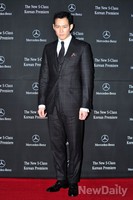 [포토]체크 수트 이정재...남다른 패션 감각 돋보여