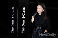 [포토]김희애, 수줍은 소녀같은 입장