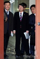 [포토]국회 정론관으로 들어오는 무소속 안철수 의원