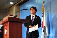 [포토]기자회견 위해 들어오는 무소속 '안철수' 의원