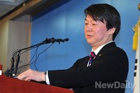 [포토]연설문 정리하는 무소속 안철수 의원