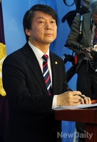 [포토]기자들의 질의에 답하는 안철수 무소속 의원