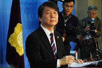 [포토]기자들의 질의 듣고 있는 안철수 의원