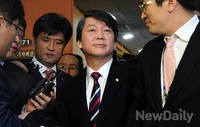[포토]기자회견장 떠나는 무소속 안철수 의원