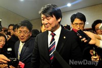 [포토]정론관 떠나는 안철수 무소속 의원
