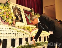 [포토]故 채명신 장군 영결식에 헌화하는 정몽준 의원