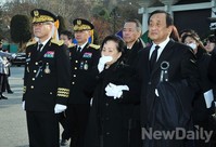 [포토]눈물로  배웅하는 故 채명신 장군 유족