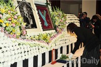 [포토]故 채명신 장군 영정 앞에 헌화하는 유가족