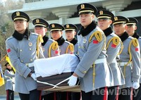 [포토]엄숙한 분위기 속 故 채명신 장군 운구 행렬지키는 장병들