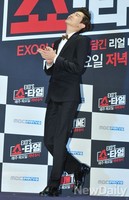 [포토]엑소의 쇼타임, 뭐가 그렇게 즐거운지~ 뒤로 넘어가라 웃는 찬열