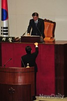 [포토]강창희 국회의장에게 항의하는 민주당 전병헌 의원