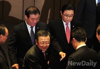 [포토]투표하는 강창희 국회의장 따라 다니며 항의하는 전병헌