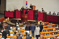 [포토]항의하는 민주당 의원들