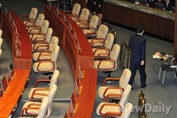 [포토]마지막으로 국회 본회의장 떠나는 민주당 박범계 의원