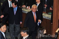 [포토]국회 본회의장 떠나는 김한길 민주당 대표