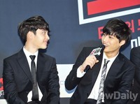 [포토]엑소 쇼타임, 웃는 디오와 말하느라 정신 없는 카이