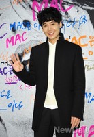 [포토]맥 스토어 오픈 축하하러 온 정경호