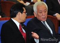 [포토]대화 나누는 '김한길-전병헌' 의원