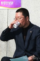 [포토]물 마시는 통합진보당 오병윤 의원