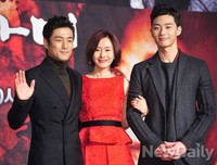 [포토]따뜻한 말 한마디, 지진희-박서준 사이에 미소짓는 홍일점 김지수