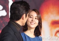 [포토]따뜻한 말 한마디, 지진희 바라보는 한혜진의 친근한 눈빛