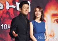 [포토]따뜻한 말 한마디, 친절한 지진희 한혜진에게 방향제시