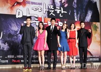 [포토]따뜻한 말 한마디, 화이팅 외치는 주연 배우들