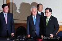 [포토]정국 정상화 논의 위해 회담 장소로 이동하는 여야대표단