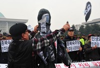 [포토]민주당 마네킹 난도질하는 어버이연합 회원