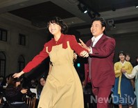 [포토]감격시대, 잔뜩 신나 등장하는 이초희와 이승환